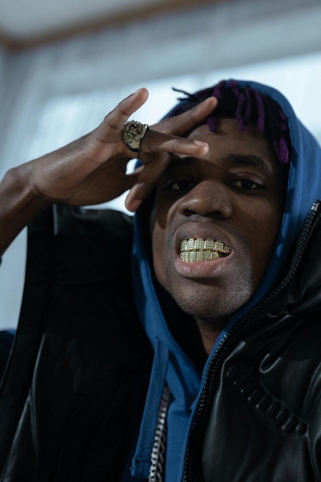 Homme avec grillz en diamant et en or